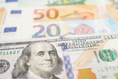 Euro ve ABD doları nakit para, finansman ekonomi bankacılık ticaret döviz piyasası konsepti.