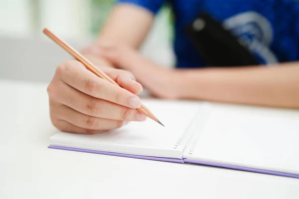 Estudante Adolescente Asiático Escrever Lição Casa Lição Estudo Para Exame — Fotografia de Stock
