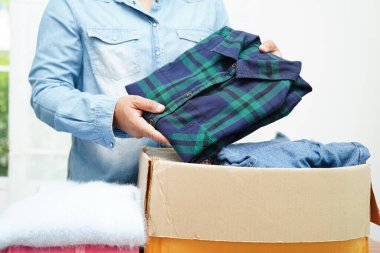 Gönüllüler için karton kutuda kıyafet bağışları.