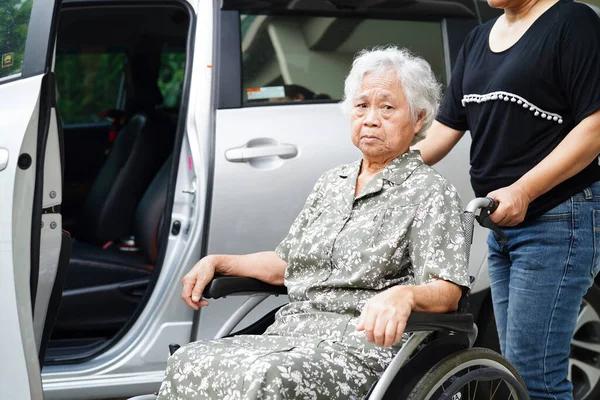 护理人员帮助亚洲老年残疾女性患者上车 医疗理念 — 图库照片