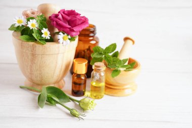 Alternatif ilaç bitkisel organik kapsül E omega 3 vitamini balık yağı, mineral, bitki yapraklı ilaç sağlıklı yaşam için doğal destek.