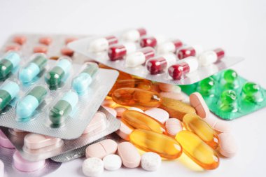 Eczanedeki ilaç reçetesinden ilaç kapsülü hapı, tedavi için eczane.
