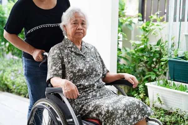医生帮助亚洲老年残疾妇女坐轮椅住院 医疗理念 — 图库照片
