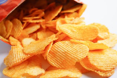 Açık pakette patates cipsi, Crips için baharatlı barbekü sosu, ince dilimlenmiş kızarmış fast food..