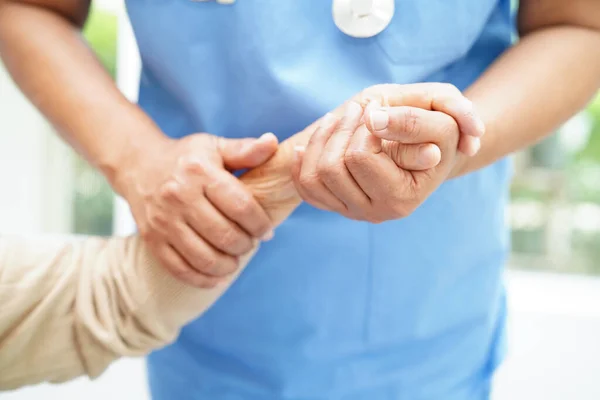 医生牵着手亚洲老年妇女病人 在医院帮助和护理 — 图库照片