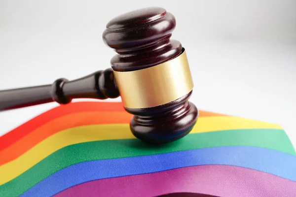 ハートの虹の旗を持つ裁判官弁護士のためのギャベル Lgbtの誇りの月のシンボル — ストック写真