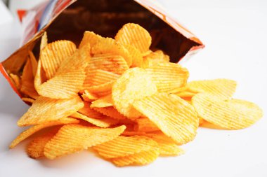 Açık pakette patates cipsi, Crips için baharatlı barbekü sosu, ince dilimlenmiş kızarmış fast food..