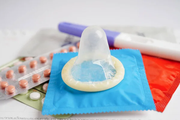 Těhotenský Test Antikoncepčními Pilulkami Kondomem Pro Ženy Kalendáři Ovulační Den — Stock fotografie