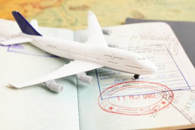 Vize ve pasaport belgesi, ülkedeki havaalanındaki göçmenlik bürosuna.. 