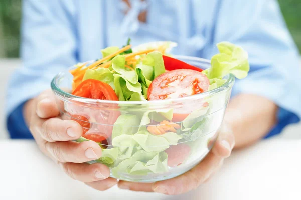 Asiatische Ältere Patientin Isst Lachs Und Gemüsesalat Für Gesunde Ernährung — Stockfoto