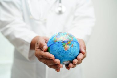Bangkok, Tayland. 15 Mart 2023. Asyalı Doktor Dünya 'yı elinde tutuyor..