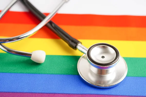 Lgbtのシンボル 虹のリボンを持つ聴診器 権利とジェンダー平等 6月のLgbtプライド月間 — ストック写真