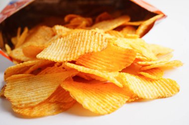 Açık pakette patates cipsi, Crips için baharatlı barbekü sosu, ince dilimlenmiş kızarmış fast food..