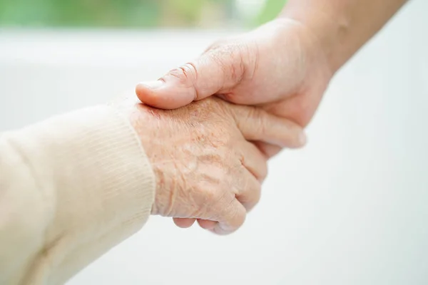 Опекун Держит Руки Азиатскую Пожилую Женщину Пациент Помощь Уход Больнице — стоковое фото