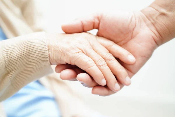 照顾者牵着手亚洲老年妇女病人 在医院帮助和护理 — 图库照片