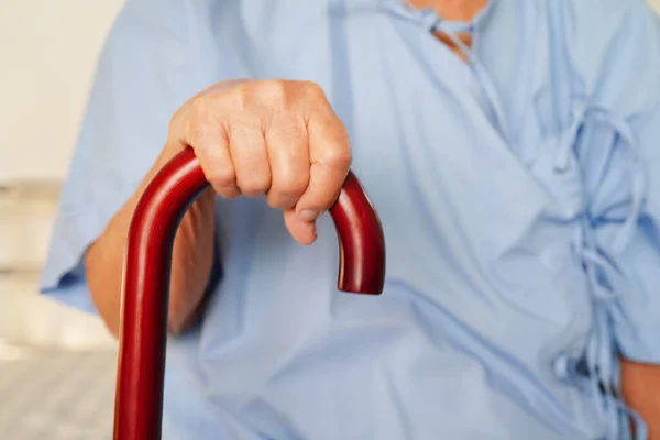 Азиатская Пожилая Инвалидность Женщина Пациентка Держит Трость Морщинистой Руке Больнице — стоковое фото