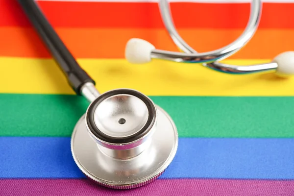 Lgbt标志 带有彩虹带的听诊器 权利和性别平等 Lgbt骄傲月 — 图库照片