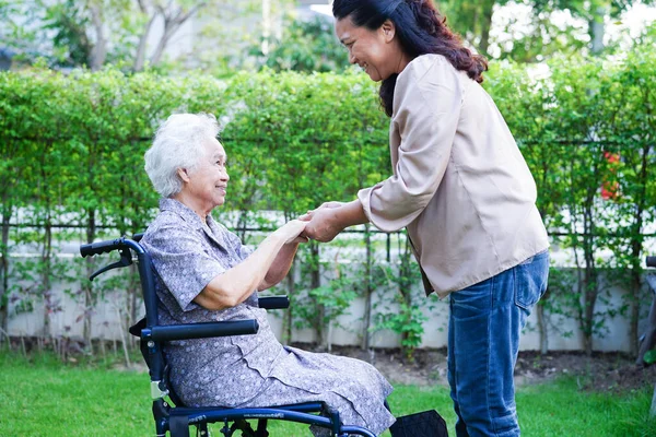 护理人员帮助坐在轮椅上的亚洲老年残疾妇女 医疗理念 — 图库照片