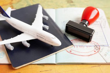 Vize ve pasaport belgesi, ülkedeki havaalanındaki göçmenlik bürosuna.. 