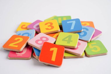 Matematik ve eğitim matematiği öğrenmek için tahta blok küpleri.