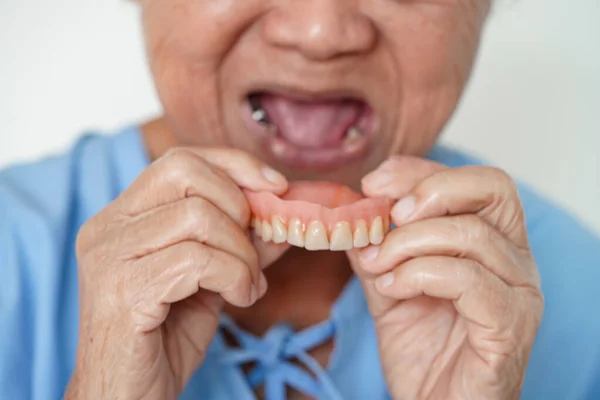 Asiatische Seniorin Trägt Gebiss Den Mund Nahrung Kauen — Stockfoto
