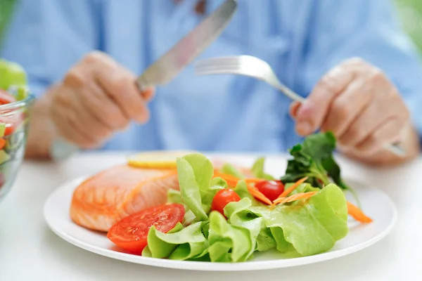 Asiatische Ältere Patientin Isst Lachs Und Gemüsesalat Für Gesunde Ernährung — Stockfoto