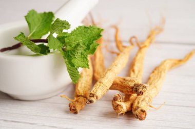 Ginseng kökleri ve yeşil yaprak, sağlıklı yiyecekler..