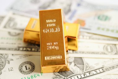 ABD doları banknot parası ve finansman yatırımları ticari para birimi kavramı üzerine altın külçeler. 