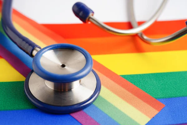 Lgbtのシンボル 虹のリボンを持つ聴診器 権利とジェンダー平等 6月のLgbtプライド月間 — ストック写真