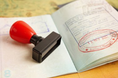 Vize ve pasaport belgesi, ülkedeki havaalanındaki göçmenlik bürosuna.. 