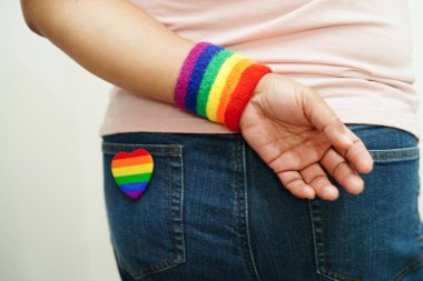 Gökkuşağı bayraklı Asyalı kadın, LGBT sembol hakları ve cinsiyet eşitliği, Haziran ayında LGBT Onur Ayı.