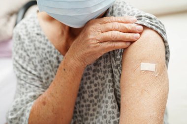 Asyalı yaşlı kadın Corona virüsünü korumak için aşı oluyor..