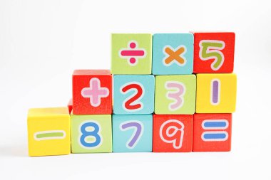 Matematik ve eğitim matematiği öğrenmek için tahta blok küpleri.