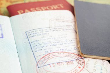 Vize ve pasaport belgesi, ülkedeki havaalanındaki göçmenlik bürosuna.. 