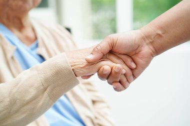 Bakıcı el ele tutuşuyor Asyalı yaşlı kadın hasta, hastanede yardım ve bakım.