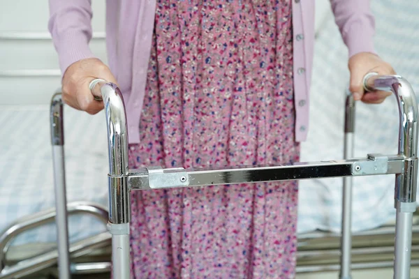 Asiática Anciana Discapacitada Paciente Caminar Con Andador Hospital Enfermería Concepto —  Fotos de Stock