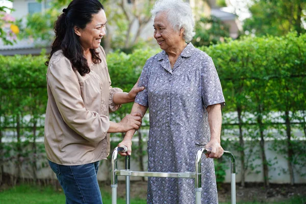 护理员帮助坐在轮椅上的亚洲老年残疾妇女 医疗理念 — 图库照片
