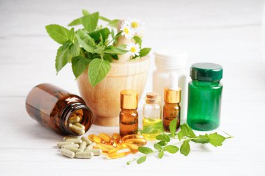 Alternatif ilaç bitkisel organik kapsül E omega 3 vitamini balık yağı, mineral, bitki yapraklı ilaç sağlıklı yaşam için doğal destek.