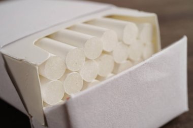 Sigara pakette, tütün rulo kağıtta filtre tübü ile, sigara içilmiyor..