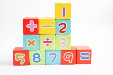 Matematik ve eğitim matematiği öğrenmek için tahta blok küpleri.