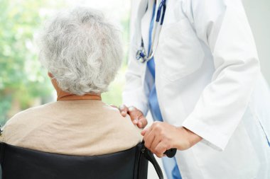 Doktor, hemşire hastanesinde Asyalı yaşlı kadın engelli hastalara yardım ediyor, tıbbi konsept.