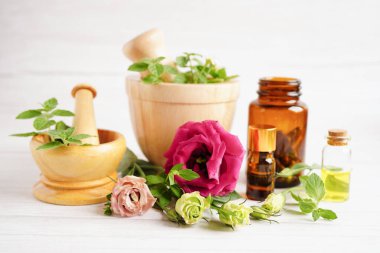 Alternatif ilaç bitkisel organik kapsül E omega 3 vitamini balık yağı, mineral, bitki yapraklı ilaç sağlıklı yaşam için doğal destek.