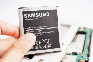BANGKOK,THAILAND. MAYIS 12023 Smartphone SAMSUNG için tamir ve pil yerleştirme teknisyeni
