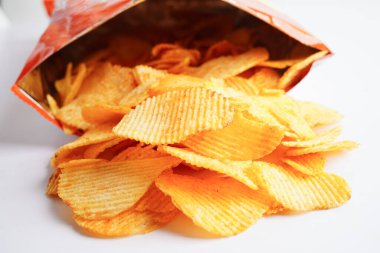Açık pakette patates cipsi, Crips için baharatlı barbekü sosu, ince dilimlenmiş kızarmış fast food..