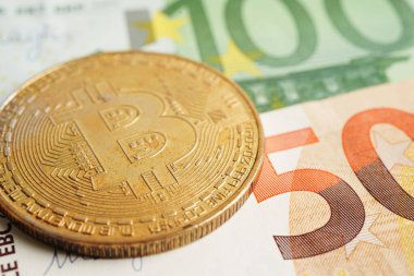 Euro banknotlarındaki altın bitcoin ticari ve ticari para, dijital para birimi, sanal kripto para birimi.