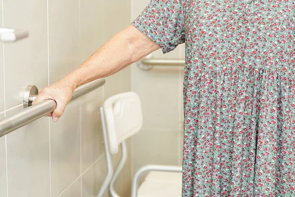 Asiático Idoso Mulher Paciente Uso Vaso Sanitário Suporte Ferroviário Banheiro — Fotografia de Stock