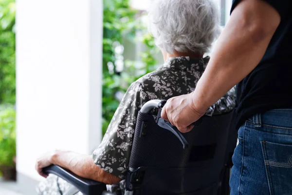 Cuidador Ajuda Asiático Idoso Mulher Deficiência Paciente Sentado Cadeira Rodas — Fotografia de Stock
