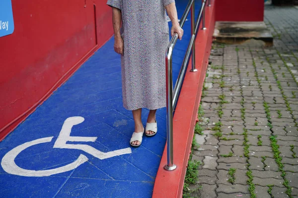 亚洲老年老年残疾妇女的象征 — 图库照片