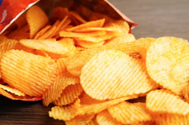 Açık pakette patates cipsi, Crips için baharatlı barbekü sosu, ince dilimlenmiş kızarmış fast food..