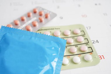 Doğum kontrol haplarıyla hamilelik testi takvimde dişiler için, yumurtlama günü.